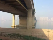 南昌大桥一货车坠桥现场图片 目击者：一名司机死亡