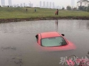 女子开车时玩手机 将玛莎拉蒂冲进水塘