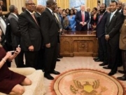 特朗普高级顾问穿鞋跪总统办公室沙发自拍 遭批不敬