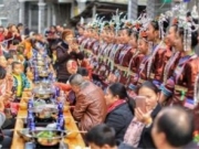 贵州千人牛瘪宴 200余米的长桌招待近千名游客！