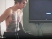 贾斯丁比伯“隐形盒子”挑战视频曝光 赤裸上身秀肌肉好身材