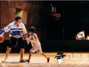 刘畊宏晒照与儿子一起打篮球 小正太颜值高神似小泡芙
