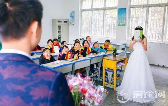 乡村教师在村小学拍婚纱照 网友：为美丽的90后山村老师点赞