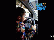5岁小孩开汽车视频热传朋友圈 妈妈:坐一回儿子开的车