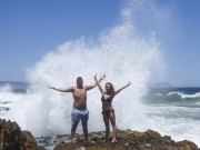 英夫妇蜜月旅行海边拍照被巨浪拍倒 妻子腿骨折
