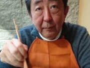 日本首相安倍晋三跟老婆一起吃面结果筷子拿反了日本网民哗然