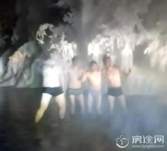 中国游客在世界最冷村庄脱光玩水