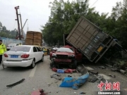 广西柳州一货车失控连撞5车 致1人重伤2人轻伤(现场图)
