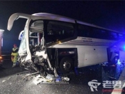 中国游客大巴发生车祸 事故疑为车轮爆胎引起
