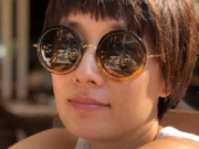 马伊琍戴墨镜享受日光浴发自拍照 调侃黑是健康的标志