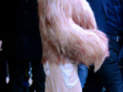 Lady Gaga顶“锅盖”头现身米兰 一身粉色皮草扮嫩