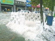 武汉街头冰雪城堡引无数路人驻足拍照留念