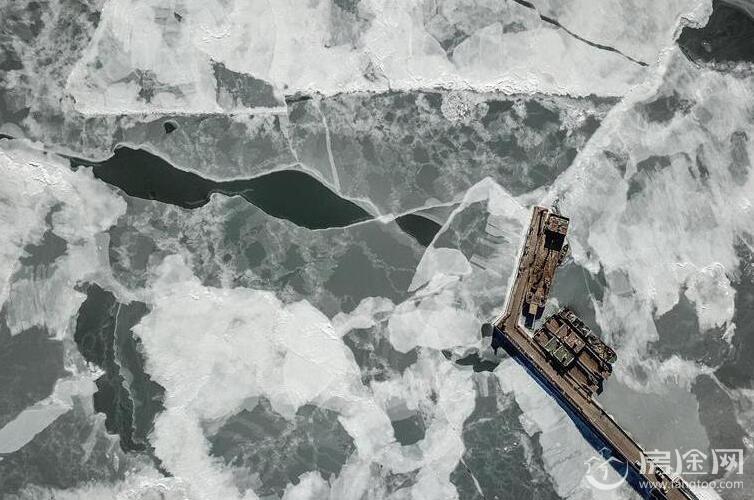辽东湾呈现千里冰封冰情严峻 近50%面积被冰封场面壮观