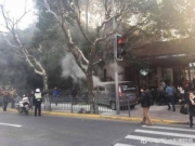 上海人民公园一着火面包车撞倒行人现场图片 原因正调查
