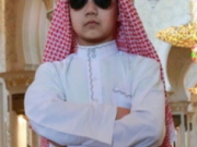 胡军儿子康康游迪拜 一身当地装扮像迪拜王子气场超强
