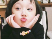 张丹峰洪欣为女儿庆4岁生日 小寿星精致可爱娇俏吐舌萌翻了