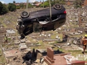 悉尼一酒驾男子开车闯入墓地 至少15座墓碑被毁