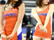 韩国篮球啦啦队女郎们热舞助阵比赛 紧身衣秀超赞曲线灿烂笑容撩动人心