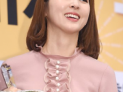 韩女星韩惠珍当选国产牛肉大使 捧餐盘微笑超接地气
