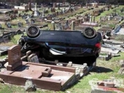 男子酒驾开车闯入墓地 横冲直撞毁坏15座墓碑