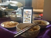 刘亦菲吃饭猛盯美食照片解馋：假装自己吃的很好