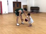 高云翔和女儿打篮球视频逗趣 吊威亚拍灌篮戏自嘲套路