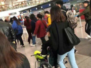 李宇春坐轮椅现身机场  网友心疼喊话：演唱会不重要！