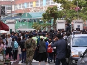 韩一名男子挟小学生对峙警察 喝水时突发癫痫被捕