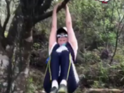 放飞自我！刘嘉玲身穿登山休闲服吊在树上做运动
