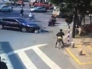 司机低头捡手机致车辆失控撞死骑车人