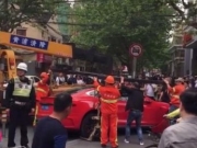 特斯拉上海闹市街头接连撞车 司机系酒驾试图逃逸