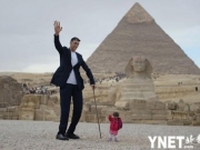世界上最高的男人和最矮的女人相见于埃及 最萌身高差令游客驻足围观