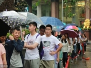 重庆长江索道变“网红” 游客排队两小时打卡五分钟