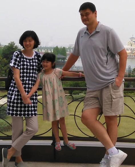 姚明与女儿游上海迪斯尼合影 图片上6岁姚沁蕾身高引关注