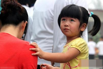 姚明与女儿游上海迪斯尼合影 图片上6岁姚沁蕾身高引关注