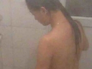 美女洗澡遭偷窥！拍下偷窥视频当证据交给警方抓捕！