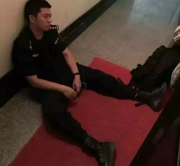 【图】特警归家睡屋外 因不想吵醒妻儿在外面半躺着睡了一晚