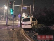 北京市虎坊桥一辆警车与一辆出租碰撞导致2人受伤 事故原因警车执行任务疑闯