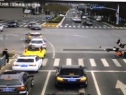 苏州三初中生手拉手闯红灯过马路 瞬间被撞飞目前无生命危险视频