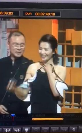 刘涛衣服肩带滑落走光露出大片春光 身材凹凸有致豪乳尽显视频