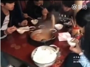 <b>玩手机的最高境界 同桌看的目瞪口呆！</b>