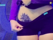 <b>墨西哥电视足球节目上女嘉宾当众拉下内裤 炫耀自己腹股沟的纹身</b>