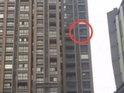 <b>女主播精神失常直播跳楼 被救后送往精神医院</b>