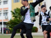 《我们十七岁》郭富城范明操场手舞足蹈尬舞 节奏感十足