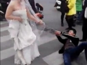 <b>新郎被新娘用铁链捆上去结婚是怎么回事？新娘铁链捆新郎去完婚现场视频</b>
