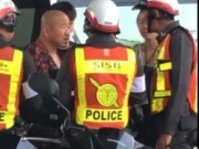 <b>王小利泰国录制真人秀 遭泰国警察用英语盘问一脸懵</b>