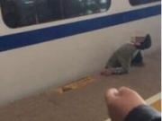 <b>南京南站一男子被高铁列车卡住不辛身亡 男子被高铁列车卡住下半身现场视频</b>