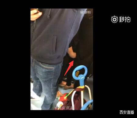 男子公交裸露下体公然猥亵女乘客 变态男发现被拍后迅速下车逃离