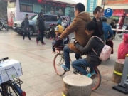 <b>共享单车花式载人图组 各种姿势让人大开眼界</b>