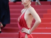 名模Bella Hadid戛纳电影节红毯上造型 穿叉到腰际红裙图片